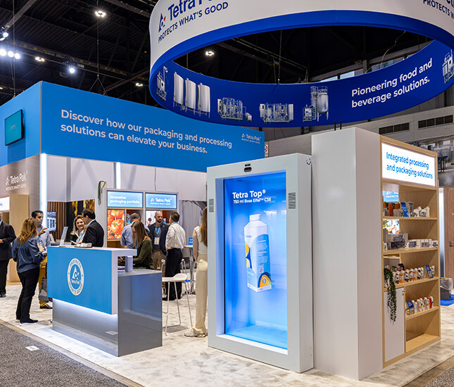 Tetra Pak trade show exhibit featuring engaging 3D hologram Tetra Pak trade show exhibit featuring engaging 3D hologram